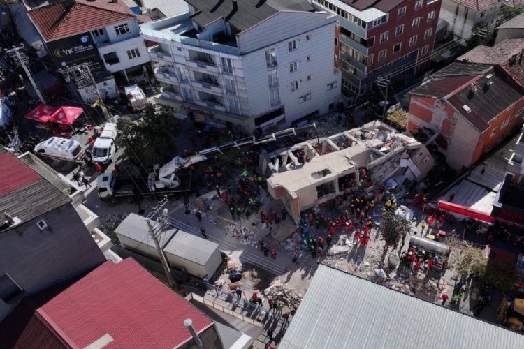 Gebze'de 4 kişiye mezar olan binada &ccedil;alışmalar sabahın ilk ışıklarıyla başladı