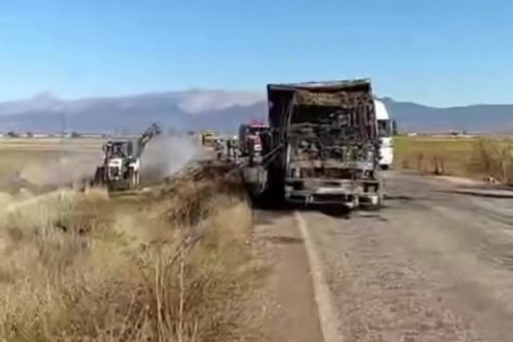 Saman y&uuml;kl&uuml; kamyon yangın sonrası kullanılamaz hale geldi