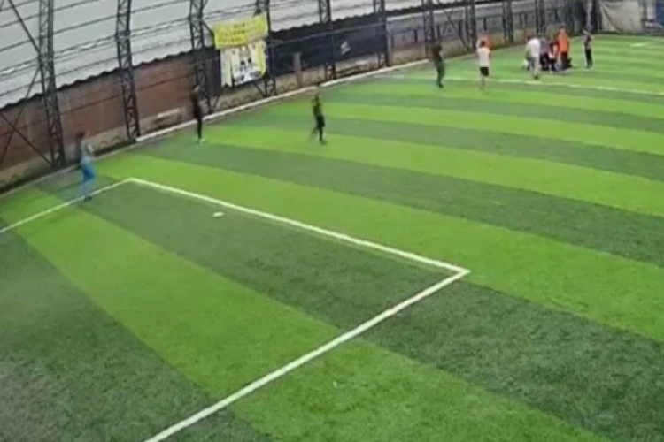 Halı saha ma&ccedil;ında kalbine yenildi