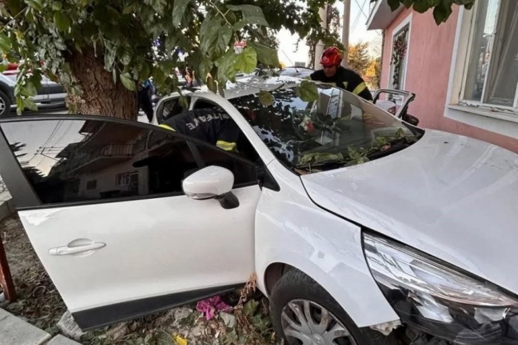 Yoldan &ccedil;ıkan otomobil &ouml;nce ağaca sonra eve &ccedil;arptı