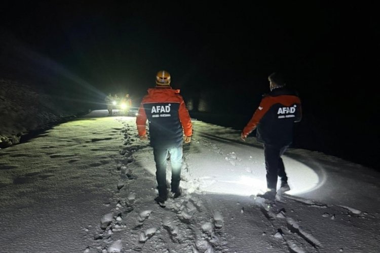 Karda mahsur kalan 2 kişi kurtarıldı