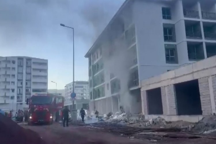 Yapımı devam eden deprem konutundaki yangın söndürüldü 