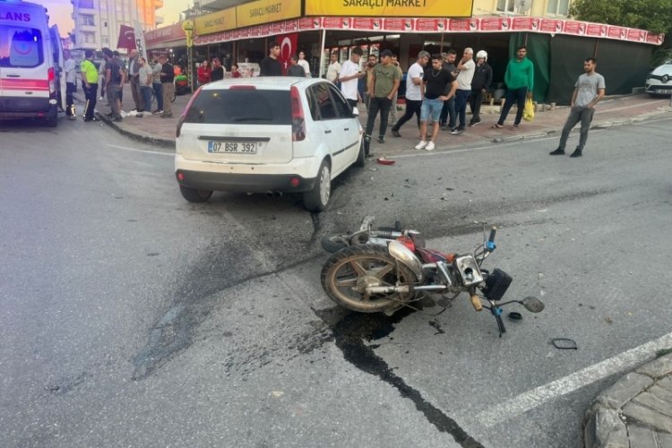 Otomobile çarpan motosiklet sürücüsü ehliyetsiz çıktı