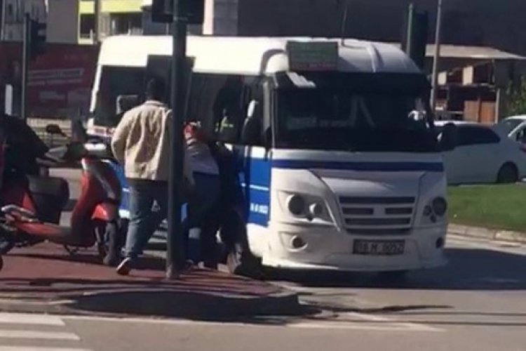 Bursa'da şoförle motokurye birbirine girdi! Güçlükle ayırdılar