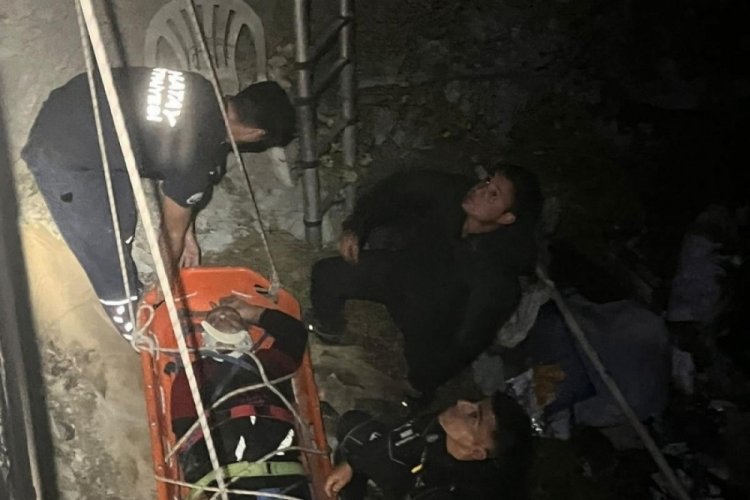 Asi Nehri'ne d&uuml;şen motosikletliyi itfaiye erleri kurtardı