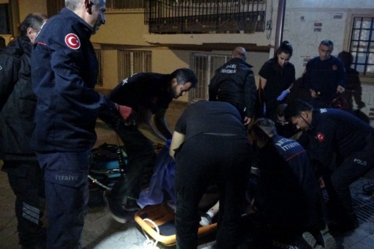 4 metrelik inşaat &ccedil;ukuruna d&uuml;şen turist itfaiye tarafından kurtarıldı