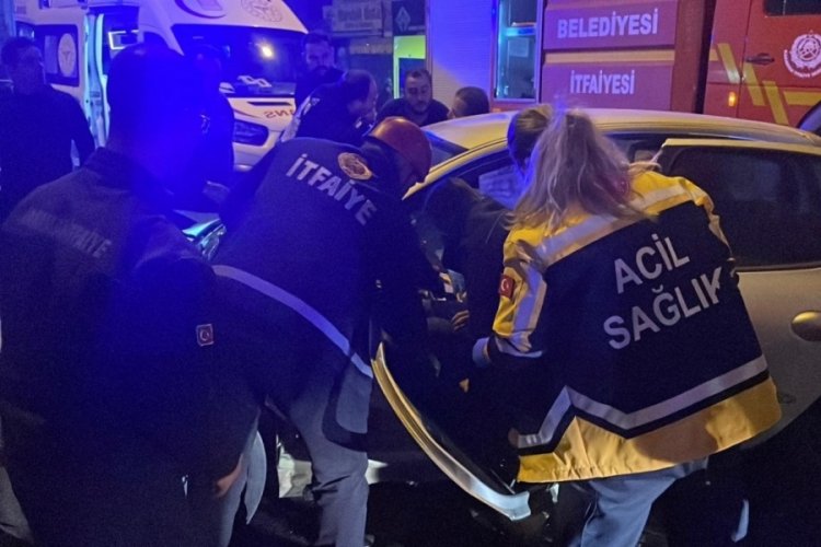 Kaza sonrası ara&ccedil;ta sıkışan s&uuml;r&uuml;c&uuml;y&uuml; itfaiye kurtardı