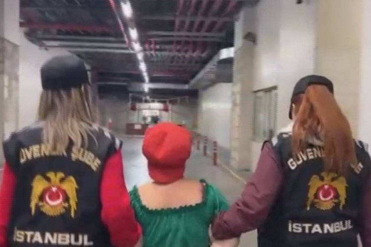 Kadının boynuna tasma takıp gezdirdi! 2 kişi tutuklandı...