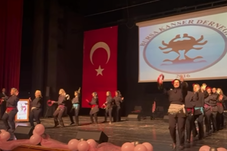 Bursa'da "Kahraman Kalpler" gecesi! Umut dolu şarkılar s&ouml;ylendi