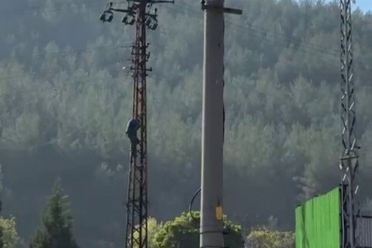 Trafik cezasına sinirlenen s&uuml;r&uuml;c&uuml; elektrik direğine tırmandı