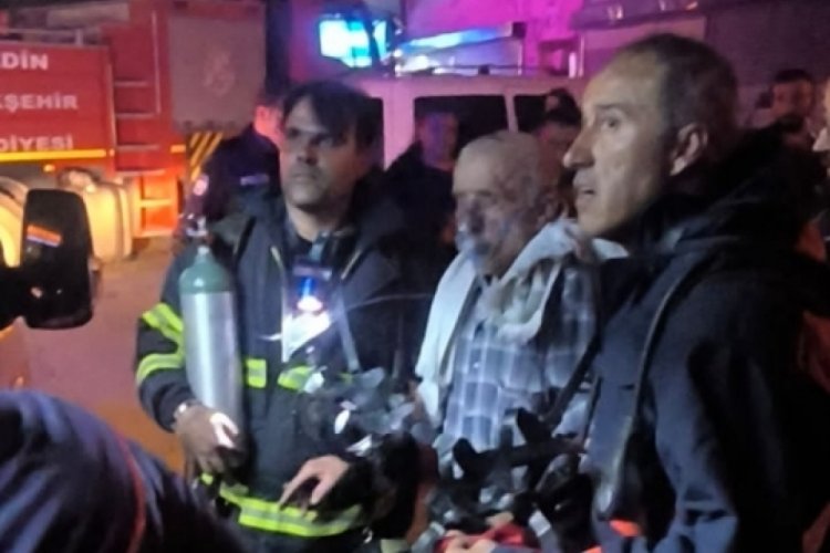 8 katlı apartmanda yangın; 2 kişi dumandan etkilendi