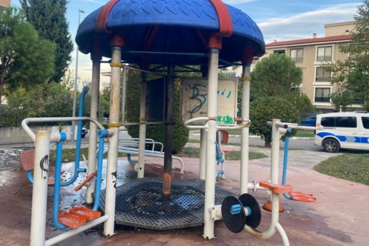 Parkta oynayan &ccedil;ocuklar oyuncağı ateşe verdi