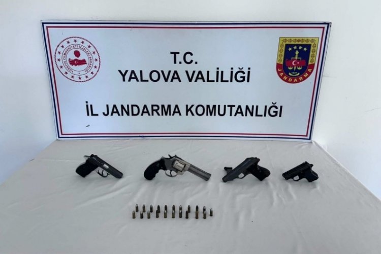 Jandarmadan silah operasyonu! &Ccedil;ok sayıda silah ile ge&ccedil;irildi, şahıs g&ouml;zaltına alındı...