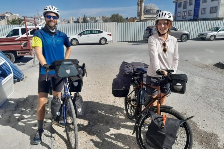 Bisikletle Almanya'dan yola &ccedil;ıkıp, 10 &uuml;lkeyi ge&ccedil;ip Konya'ya ulaştılar