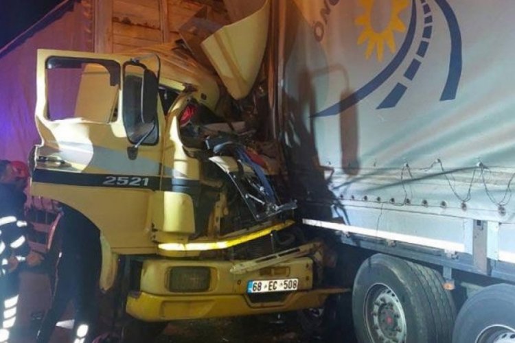 Gece yarısı facia: Kamyon arızalı tıra &ccedil;arptı, s&uuml;r&uuml;c&uuml; hayatını kaybetti