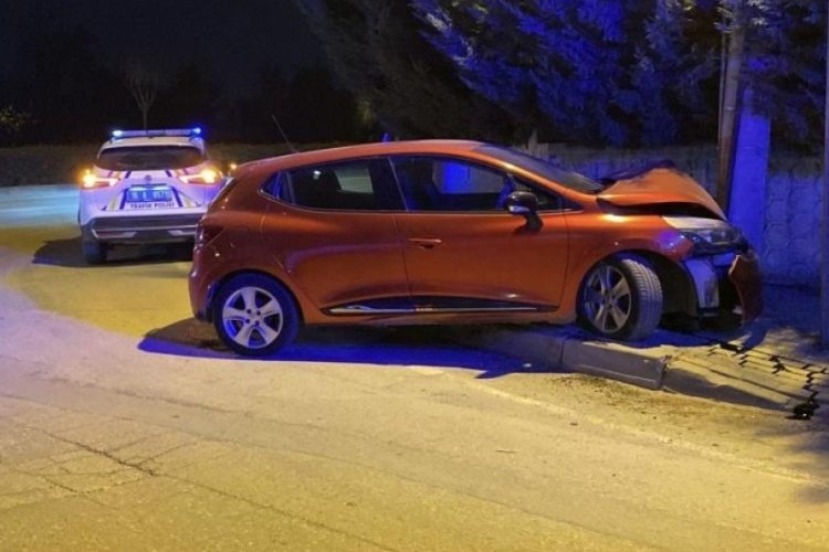 Bursa'da ara&ccedil; kontrolden &ccedil;ıktı, direğe &ccedil;akıldı!