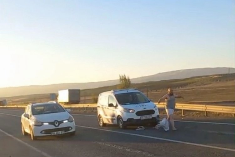 Trafiği birbirine kattı, ara&ccedil;ların &uuml;zerine atladı, cam kırdı
