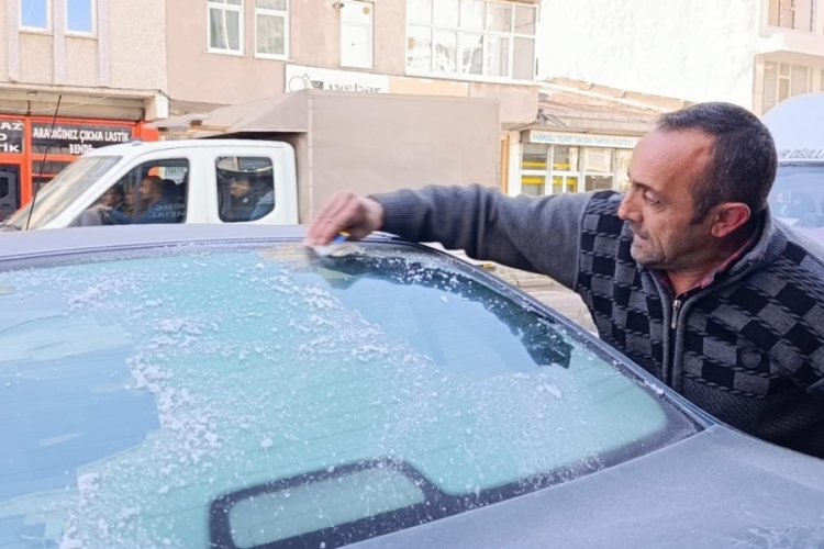 Termometreler sıfırın altında! Ara&ccedil; camları dondu