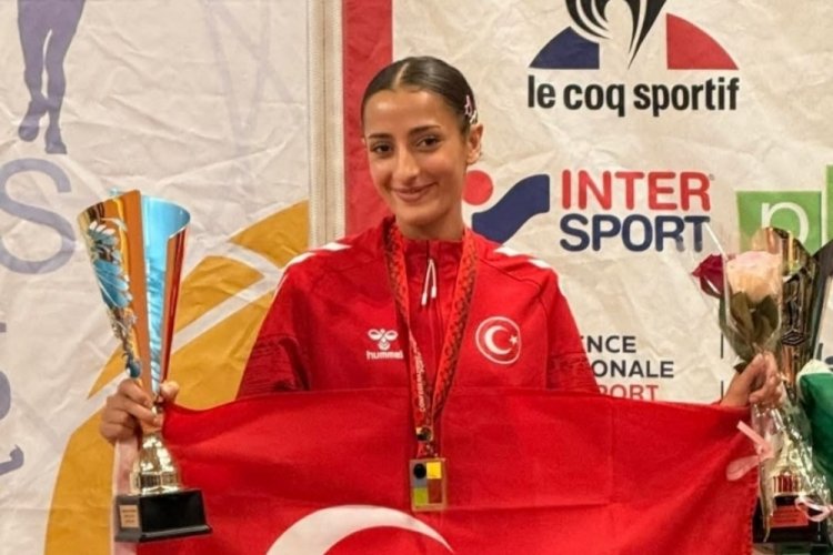 Bursa B&uuml;y&uuml;kşehir Belediyesporlu Nazmiye Ak d&uuml;nya &uuml;&ccedil;&uuml;nc&uuml;s&uuml;