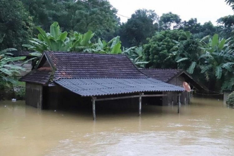 Vietnam'ı sel ve heyelan vurdu: 28 &ouml;l&uuml;
