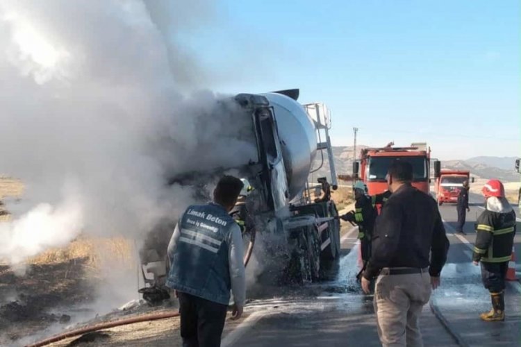 Seyir halindeki beton mikseri k&uuml;l oldu!
