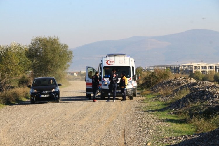 Ehliyetsiz s&uuml;r&uuml;c&uuml; otomobille g&ouml;lete d&uuml;şt&uuml;