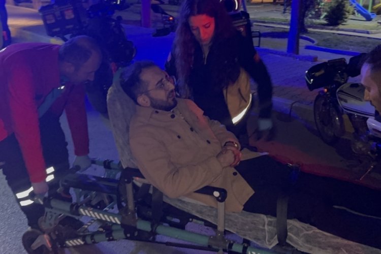 Parkta otururken tanımadığı şahıs tarafından bı&ccedil;aklandı