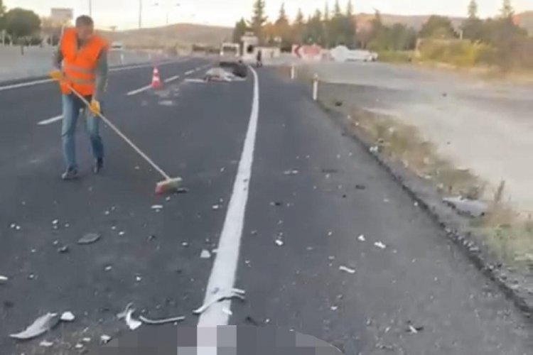 Trafik kazasında otomobilin &ccedil;arptığı 2 at &ouml;ld&uuml;...