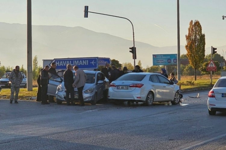 Erzincan'da iki otomobil &ccedil;arpıştı: 5 yaralı