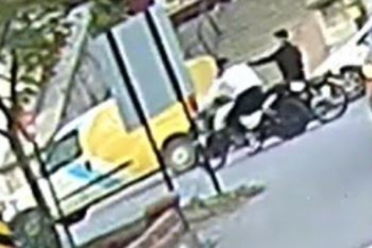 Akılalmaz kaza: Sinyali koluyla verince olanlar oldu