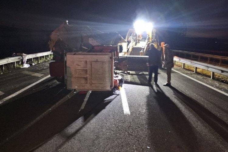 Bolu'da trakt&ouml;rle hafif ticari ara&ccedil; &ccedil;arpıştı: 5 yaralı