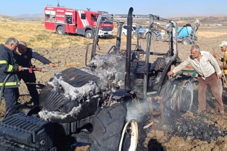 Tarlayı s&uuml;ren trakt&ouml;r alevler i&ccedil;inde kaldı