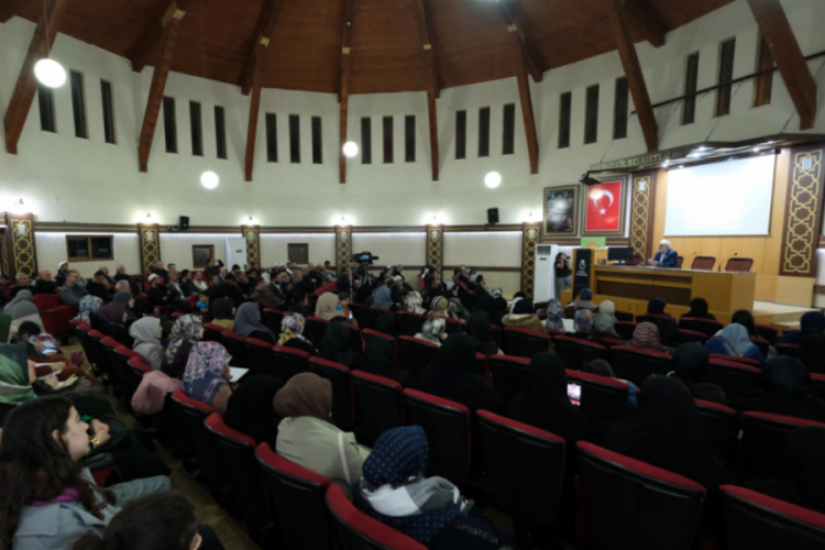 Aile okulunda "Tesett&uuml;r Ve Mahremiyet" konusu işlendi
