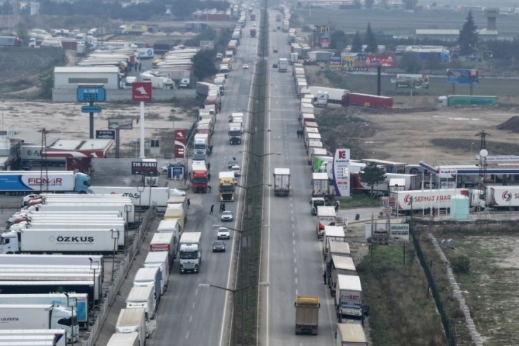 Kapıkule'de tır parkı krizi! &Ccedil;ift y&ouml;nl&uuml; 7 kilometre kuyruk oluştu