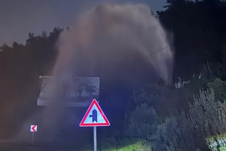 Ana isale hattı patladı, tonlarca su caddeye aktı