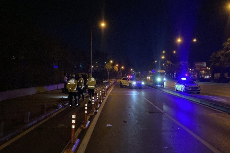 Motosiklet yolun karşısına ge&ccedil;mek isteyen yayaya &ccedil;arptı; 3 yaralı