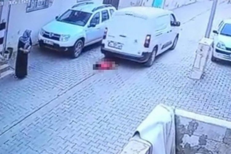 Kargo aracının &ccedil;arptığı 2 yaşındaki &ccedil;ocuk hayatını kaybetti! Kaza anı kamerada...