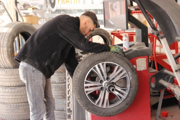 Lastik&ccedil;ilerin 'kış lastiği' mesaisi erken başladı