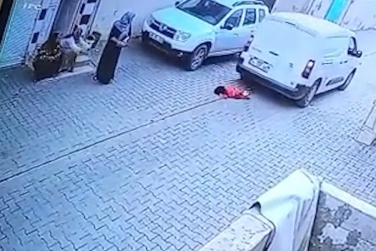 Kargo aracının altında kalan &ccedil;ocuk hayatını kaybetti! Kaza kamerada