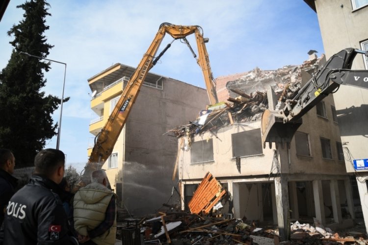 Sındırgı'da ağır hasarlı binaların yıkımı ve enkaz kaldırma işlemleri devam ediyor