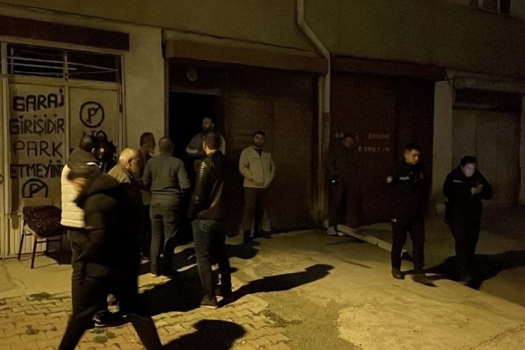 Eşinden haber alamayınca garaja indi, otomobilin i&ccedil;inde &ouml;l&uuml; buldu