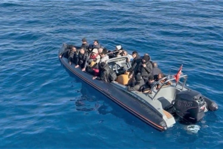 İzmir açıklarında 28 düzensiz göçmen yakalandı
