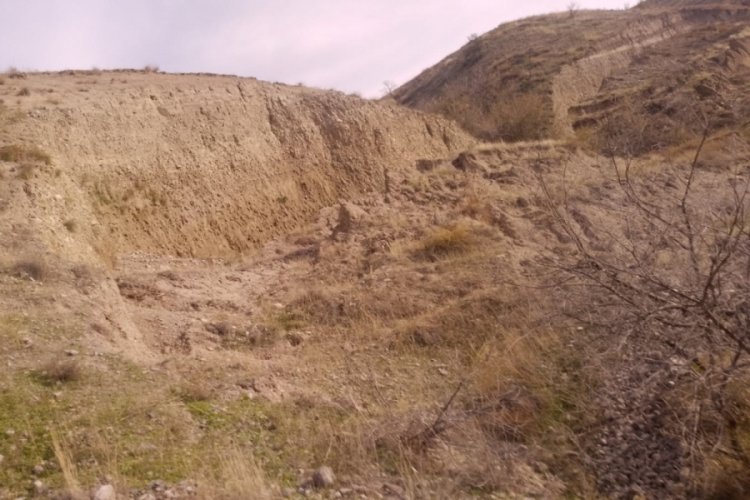 Ankara'da toprak kayması meydana gelen yol trafiğe kapatıldı
