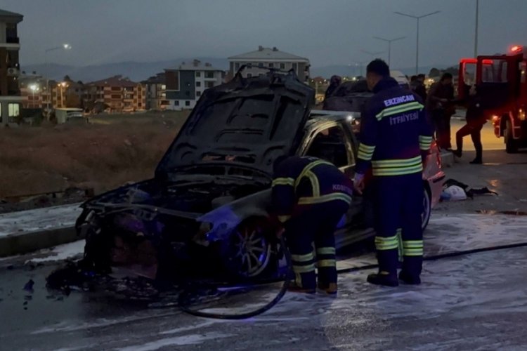 Seyir halindeki otomobil alev aldı: 2 kişi son anda kurtuldu