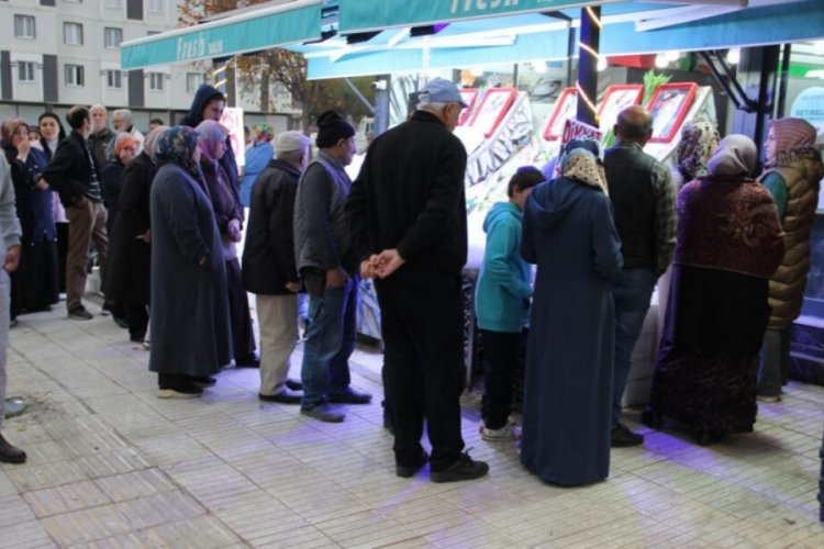 Denizi olmayan kentte hamsinin fiyatı d&uuml;şt&uuml;! Metrelerce uzunlukta kuyruk oluştu