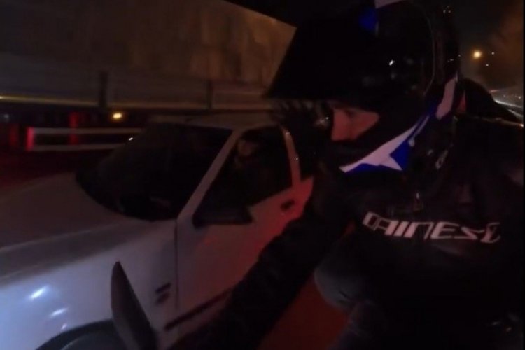 Bursa'ya gelen motosikletli kazayı ucuz atlattı! Hi&ccedil;bir şey olmamış gibi...