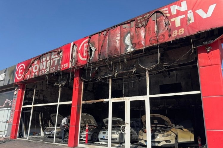 Oto galeri kundaklandı, 5 ara&ccedil; k&uuml;le d&ouml;nd&uuml;