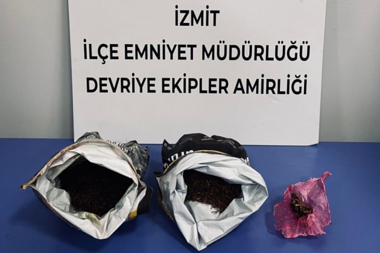 Polisin ş&uuml;phe &uuml;zerine durdurduğu şahısların &uuml;zerinden uyuşturucu &ccedil;ıktı