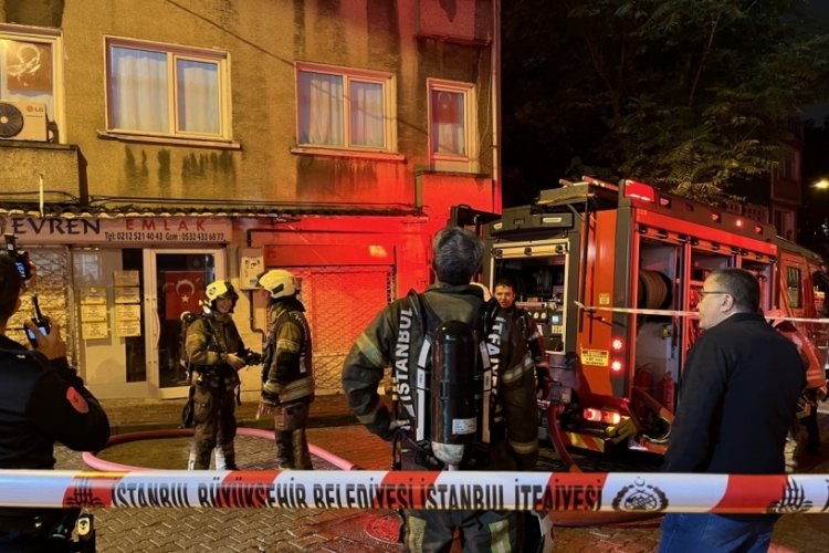 3 katlı binanın &ccedil;atısında korkutan yangın