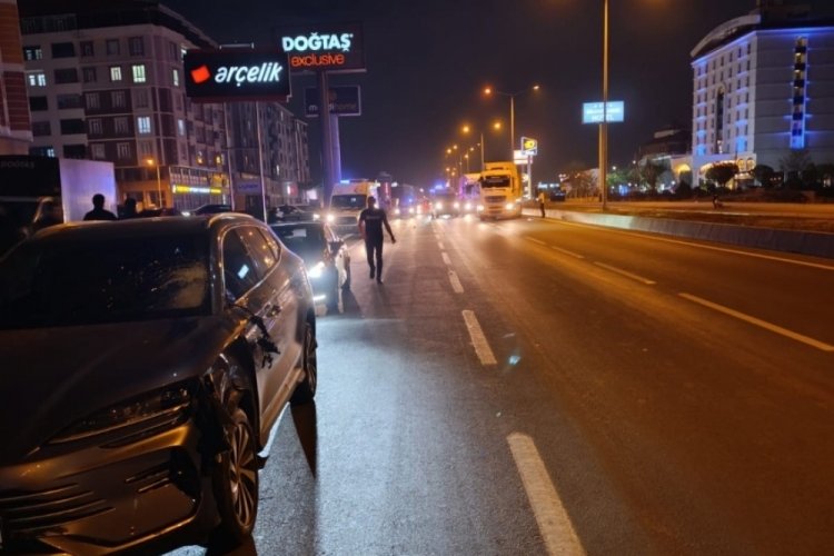 Yolun karşısına ge&ccedil;meye &ccedil;alışan 2 kadına otomobil &ccedil;arptı: 1 &ouml;l&uuml;, 1 ağır yaralı